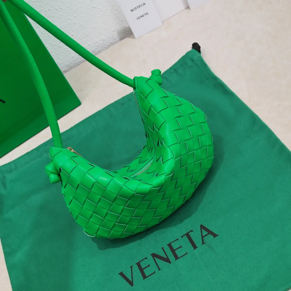 Batch 1220 BV has released new products. The small size TURN #recommended new hot style is still the classic woven logo that we can recognize at a glance. It is really a unique style that is familiar and unfamiliar! Made of sheepskin braiding, with beautiful gold beads on the shoulder straps for free adjustment. You can switch between the shoulder bag and the handbag at will. It has a concave and convex shape anytime and anywhere. It is a practical king with a unique personality. It also has the right color combination that can be sweet or salty. It is full of style. It is a beautiful summer catwalk style. Pull it out quickly. Small size: 29*3*19. Model: 6699-2#